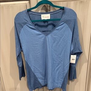 NWT Vince Camuto Two-Tone Blue Long Sleeve Top
